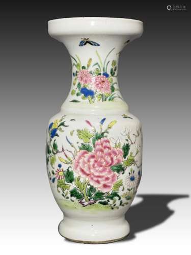 A CHINESE FAMILLE ROSE VASE, QING DYNASTY (1644-1911)