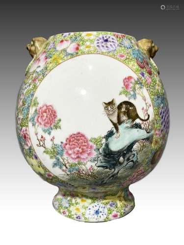 A CHINESE FAMILLE ROSE VASE, WITH QIANLONG MARK QING DYNASTY...