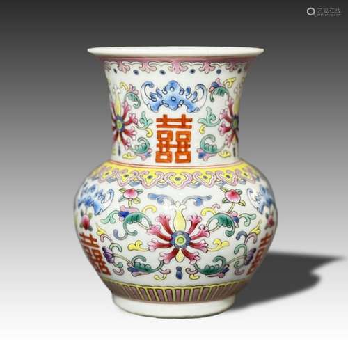 A CHINESE FAMILLE ROSE VASE, DAOGUANG MARK, QING DYNASTY (16...