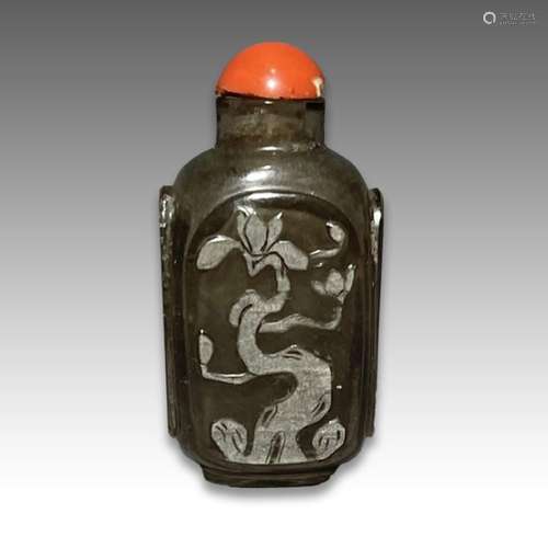 A CHINESE AGATE SNUFF BOTTLE, QING DYNASTY (1644-1911)