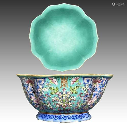 A CHINESE TURQUOISE GROUND FAMILLE ROSE BOWL, QING DYNASTY (...