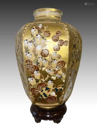 A LARGE JAPANESE SATSUMA PANELLED VASE, SIGNED KINKOZAN, MEI...