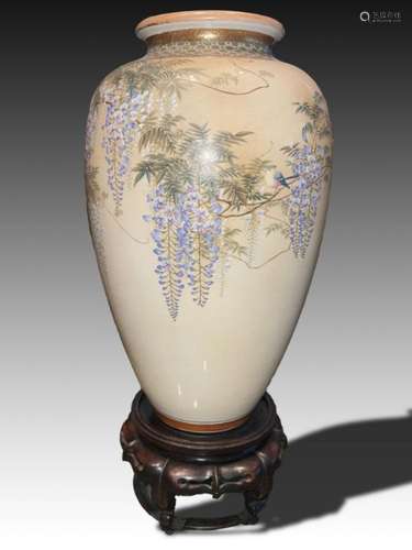 A LARGE JAPANESE WISTERIA SATSUMA VASE, SIGNED KINKOZAN, MEI...