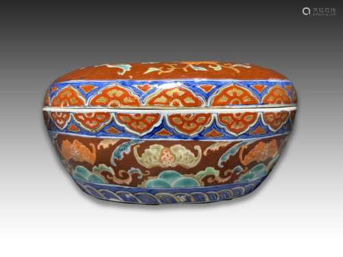 A JAPANESE IMARI LIDDED BOX