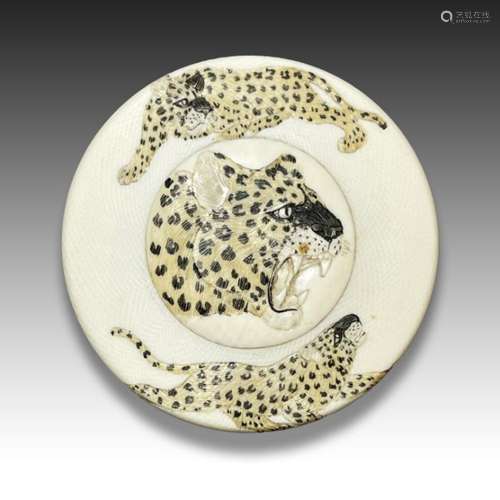 AN IMPRESSIVE JAPANESE IVORY BOX DEPICTING JAGUARS, MEIJI PE...