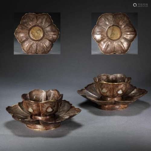 A PAIR OF SILVER GILT INLAID WHITE JADE CUPS SUPPORTED THE L...