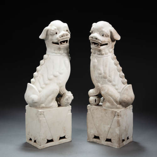 A PAIR OF CHINESE PORCELAIN LIONS FROM THE QING DYNASTY