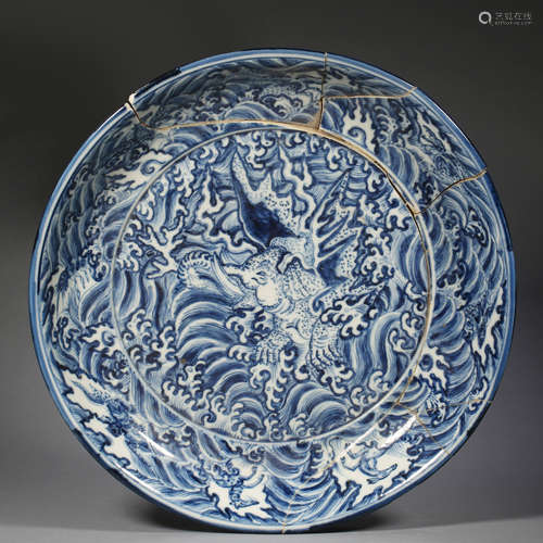 A CHINESE BLUE AND WHITE PORCELAIN PLATE WITH A MING DYNASTY...