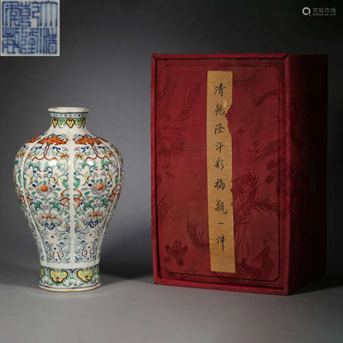 CHINESE DOUCAI PORCELAIN VASE FROM THE QING DYNASTY