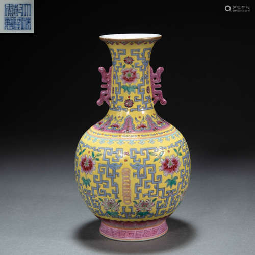 COLORFUL CHINESE PORCELAIN VASE FROM THE QING DYNASTY