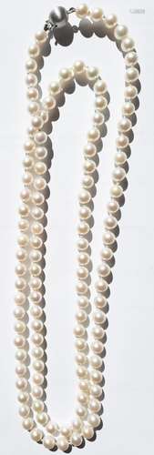 Pearl necklace with cultured pearls and 585 white gold clasp...