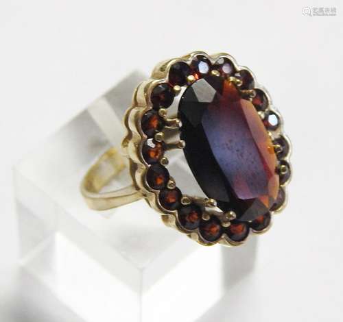 Ladies ring with garnet set,333 yellow gold,gross ca.5,67 gr...