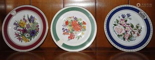 Convolute 3 collection plates with floral decor