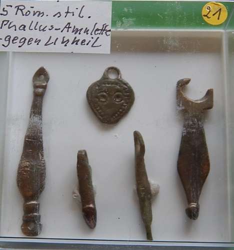 Convolute 5 Roman stylized phallic amulets against mischief