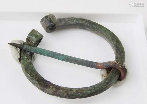 Roman omega brooch