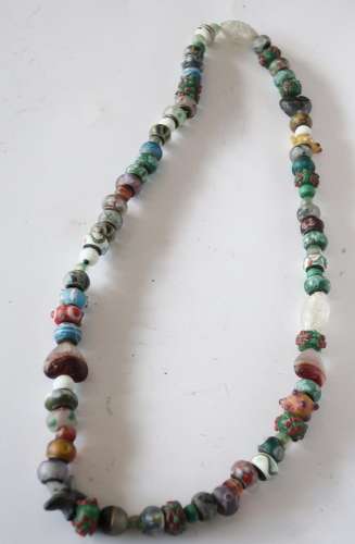 Halskette mit Glasperlen und Halbedelsteinen