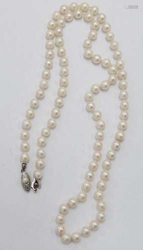 Pearl necklace with silver clasp