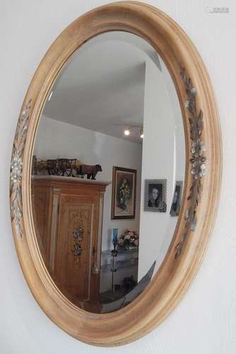 Oval mirror with faceted