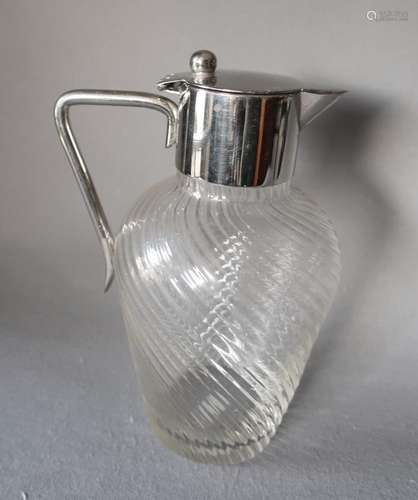 Small handle carafe with