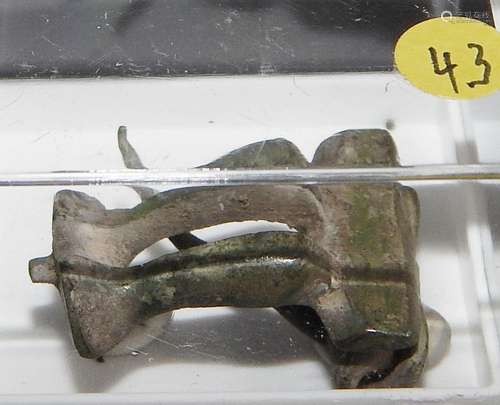 Roman double knee brooch