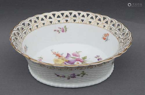 Oval bowl with floral de