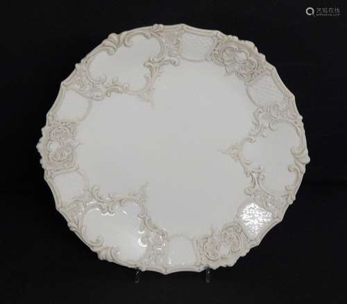 Porcelain plate with flo