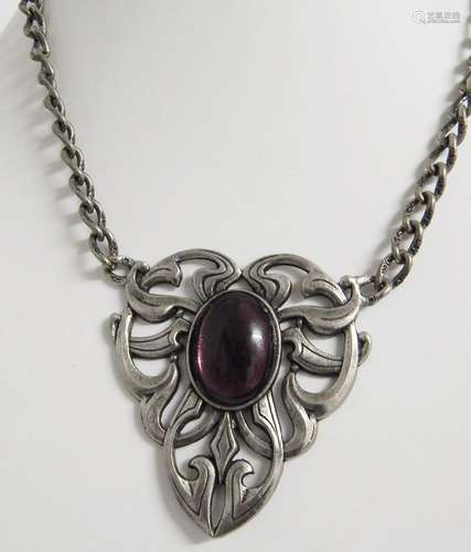 Necklace with oval stone,f