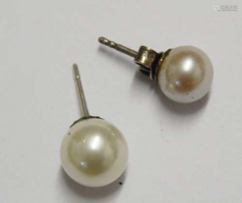 2 different stud earrings