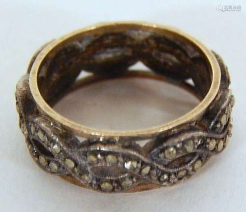 Band ring with marrow set,