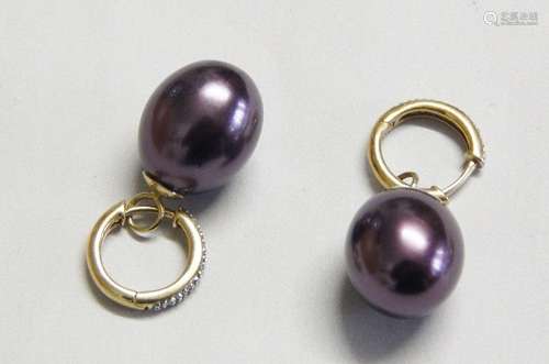 Pair of pearl earrings wit