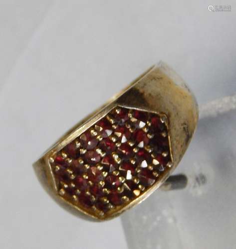 Ladies ring with garnet se