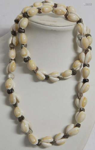 Shell necklace with kauri