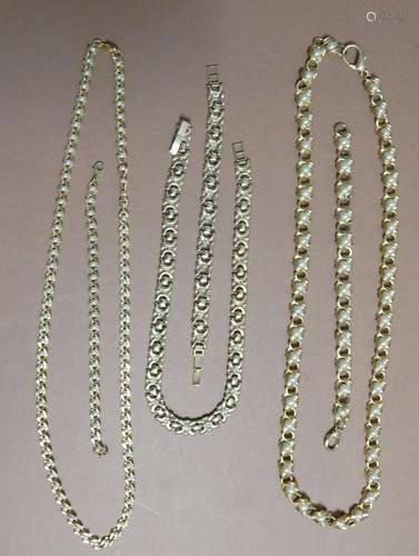 Convolute 3 necklaces each