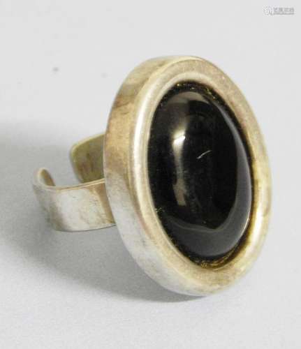 Ladies ring with open ring