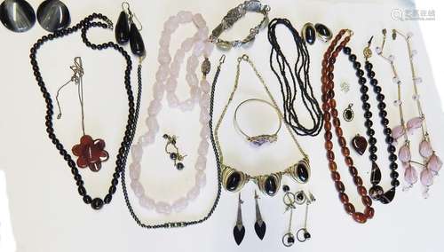 Konvolut 9 necklaces,6 pai