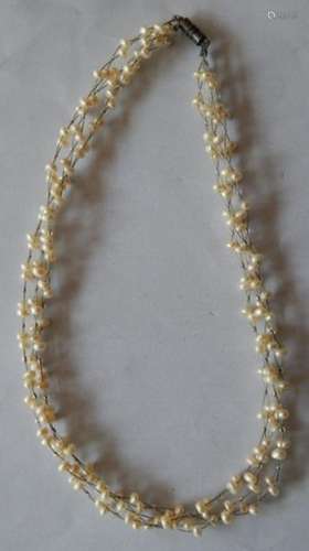 Pearl necklace with twist