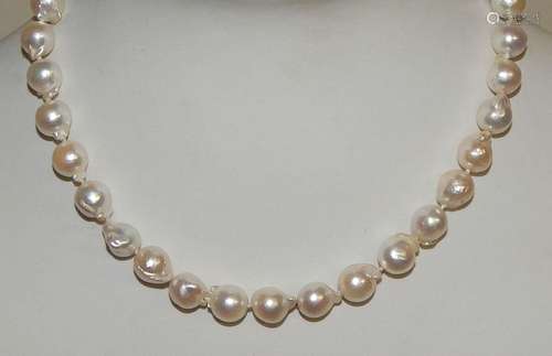 Pearl necklace with 750 wh