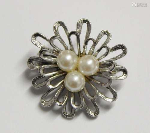 Pearl necklace clip with 3