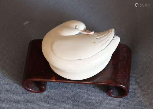 Resting duck, lidded box,m