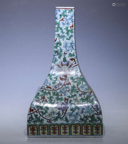 A Dou cai square vase,Qian long Mark