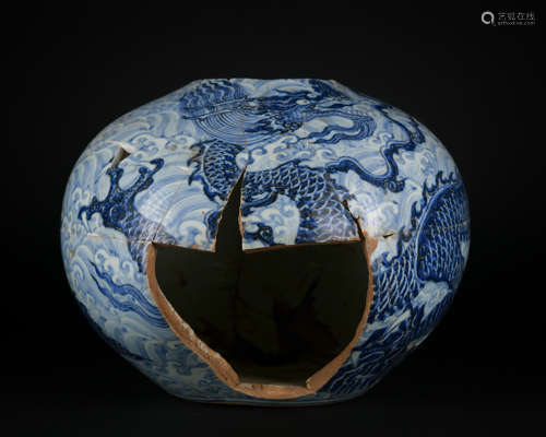 A blue and white 'dragon' jar