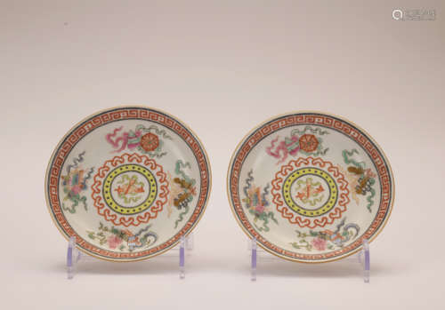 A pair of Wu cai dish