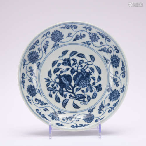 A blue and white winding stem pattern dish
