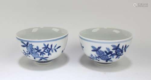 A PAIR OF CHINESE BLUE & WHITE PORCELAIN CUPS