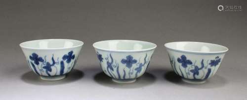 A GROUP OF THREE BLUE & WHITE PORCELAIN CUPS