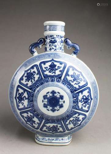 CHINESE BLUE & WHITE PORCELAIN MOONFLASK VASE