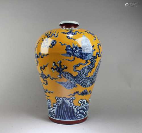 CHINESE FAMILLE JAUNE PORCELAIN MEIPING VASE