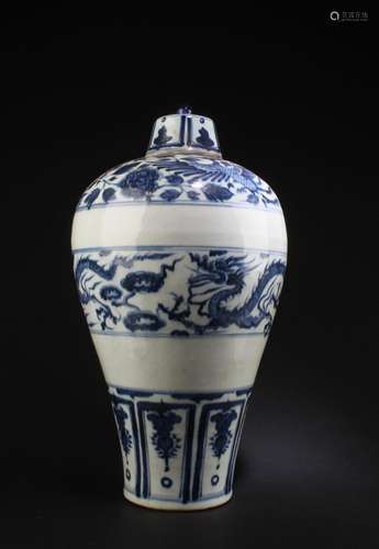 CHINESE BLUE & WHITE PORCELAIN VASE WITH LID