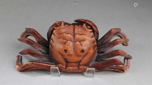 A CARVED WOODEN CRAB FIGURINE