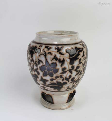 A KOREAN PORCELAIN JAR